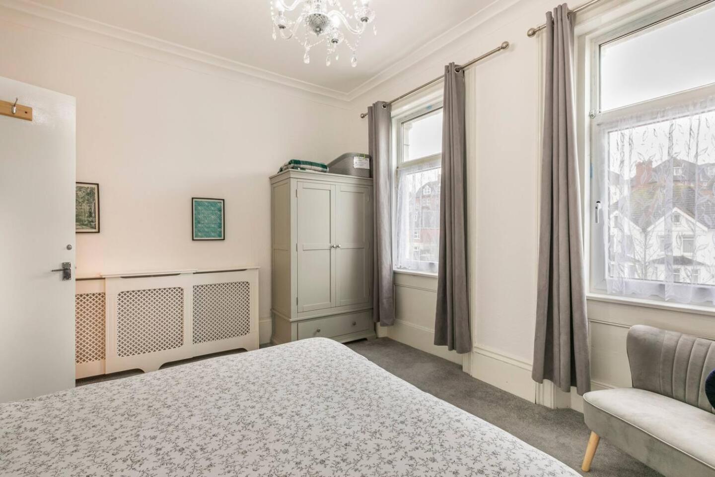 4 Bed 3 Mins From Harbour + Sandy * Folkestone
