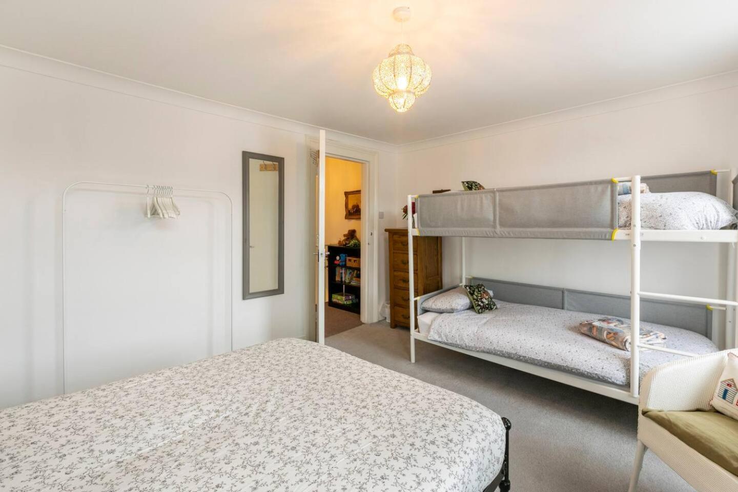 4 Bed 3 Mins From Harbour + Sandy Holiday home *