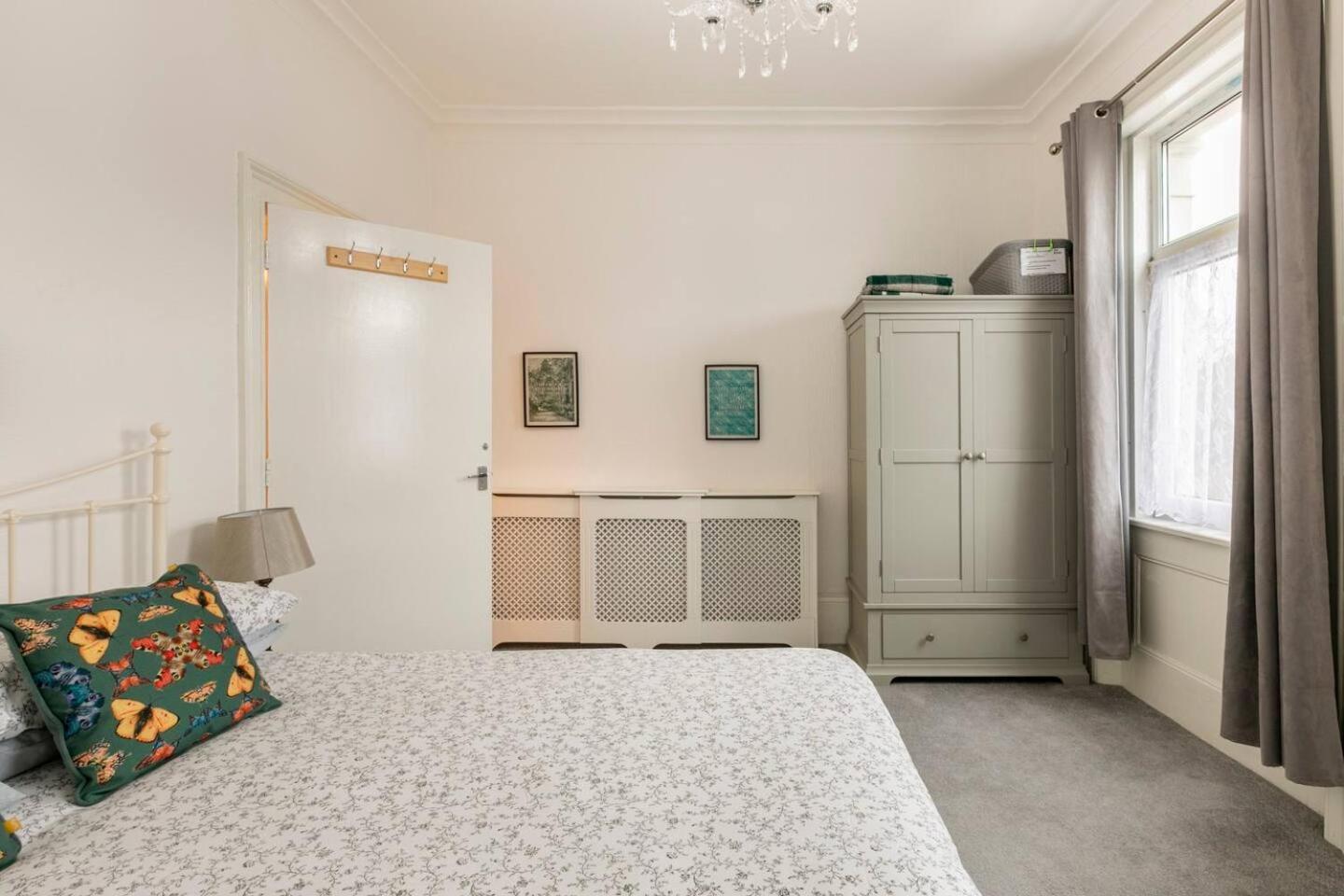 4 Bed 3 Mins From Harbour + Sandy Holiday home *